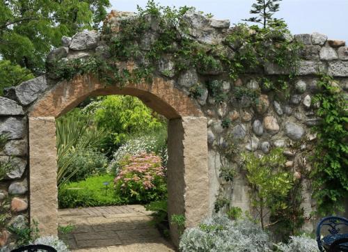 Деревянные арки в саду. Дерево, металл или ковка –, что выбрать?