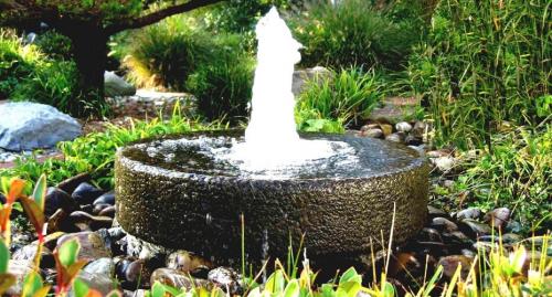 45 неожиданных способов сделать дачный фонтан своими руками. Фонтанчик на даче своими руками. Делаем из подручных материалов.