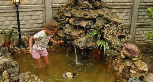 45 неожиданных способов сделать дачный фонтан своими руками. Фонтанчик на даче своими руками. Делаем из подручных материалов.