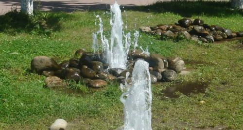 45 неожиданных способов сделать дачный фонтан своими руками. Фонтанчик на даче своими руками. Делаем из подручных материалов.