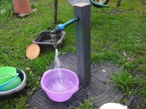 Как украсить колонку во дворе. Декорирование водоразборной колонки