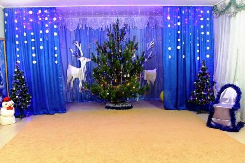 Как красиво украсить зал в детском саду на новый год. Украшения музыкального зала к Новому 2023 году