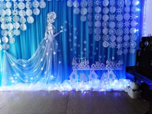 Как красиво украсить зал в детском саду на новый год. Украшения музыкального зала к Новому 2023 году