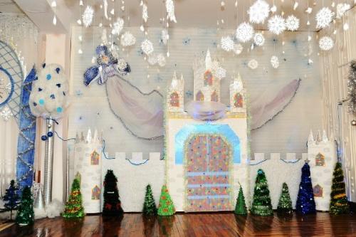 Как красиво украсить зал в детском саду на новый год. Украшения музыкального зала к Новому 2023 году