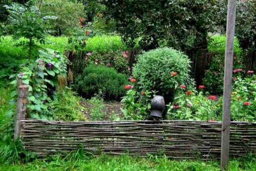 Как украсить приусадебный участок своими руками. 90 идей украшений для сада своими руками (фото)