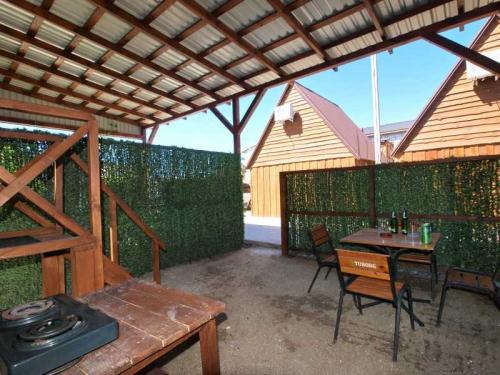 Навес возле дома своими руками. Навес своими руками — модели, конструкции и идеи, как построить из современных материалов навес