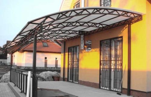 Навес возле дома своими руками. Навес своими руками — модели, конструкции и идеи, как построить из современных материалов навес